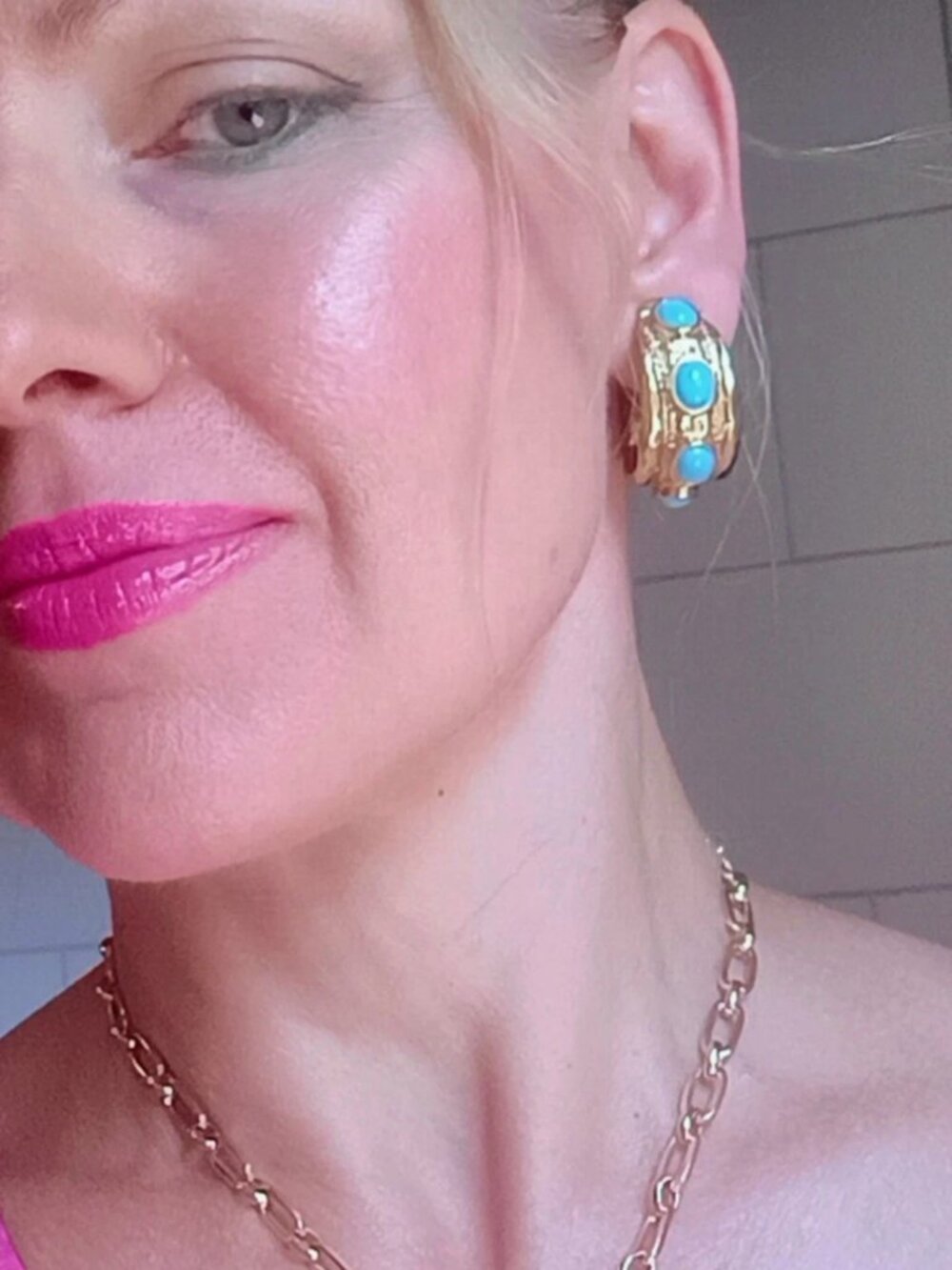 BEAUTIFUL KJL Kenneth J Lane 265$ GOLD TONE HOOP TURQUOISE CLIP ON EARRINGS